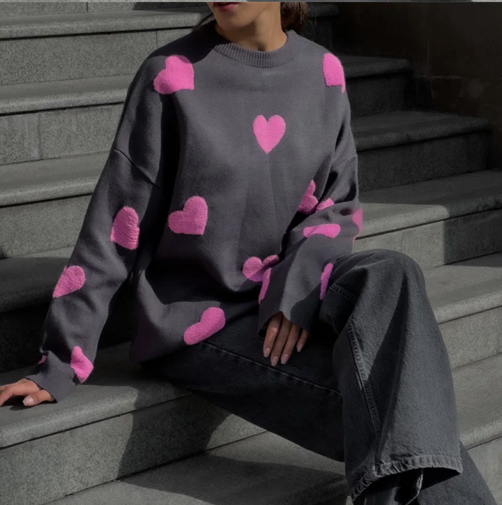 Frau trägt warmen Damen Strickpullover. Gemütlicher Winterpullover, ideal für Herbst & Winter Outfits im Freien.