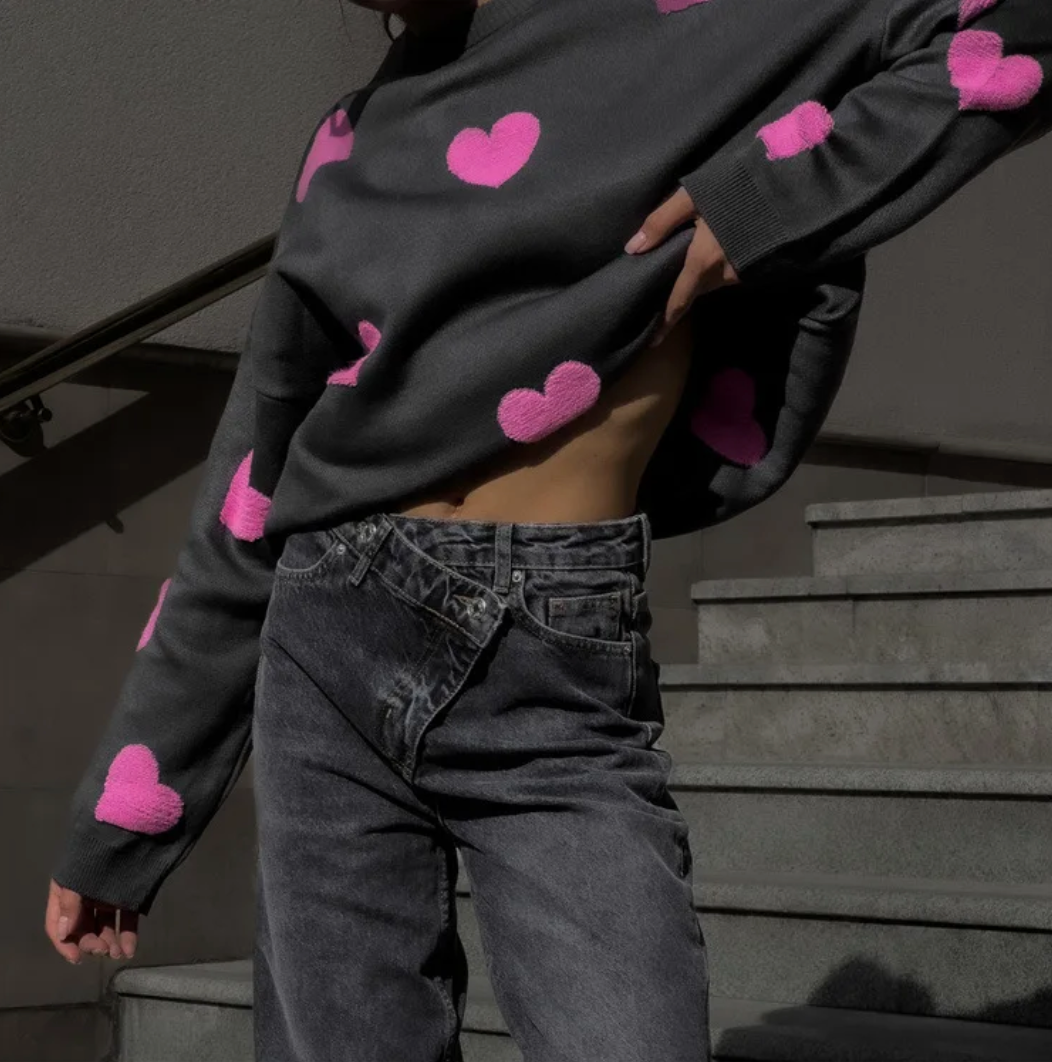 Nahaufnahme eines Damen Strickpullovers. Weiches Strickmuster, warmer Winterpullover. Detail der hochwertigen Wintermode.