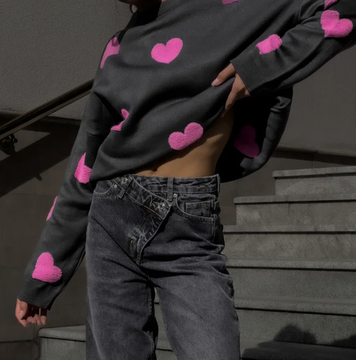 Nahaufnahme eines Damen Strickpullovers. Weiches Strickmuster, warmer Winterpullover. Detail der hochwertigen Wintermode.