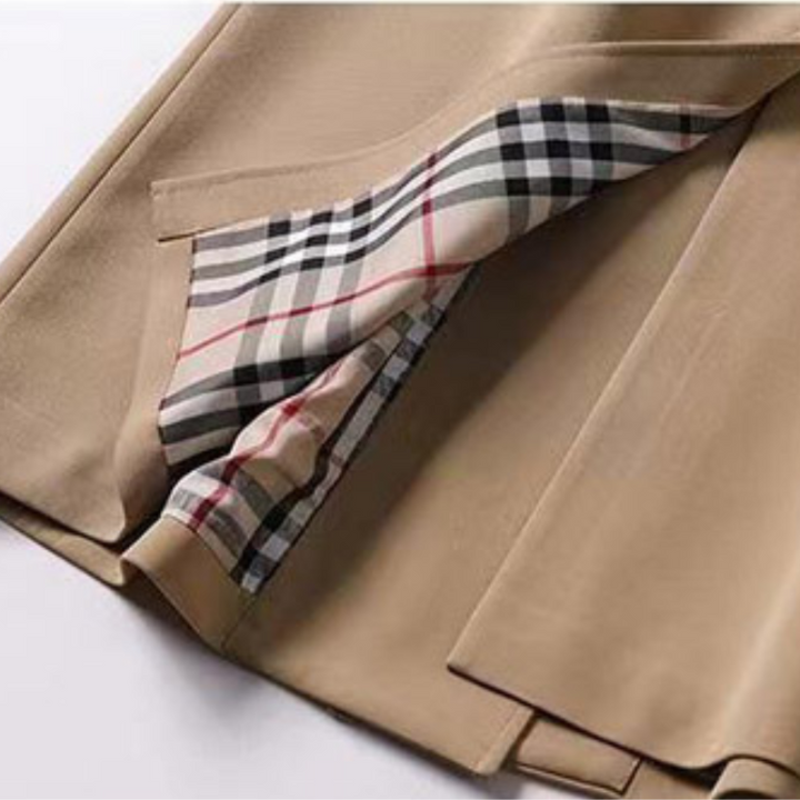 Modischer Damen Wintermantel aus Wolle, mit elegantem Gürtel.