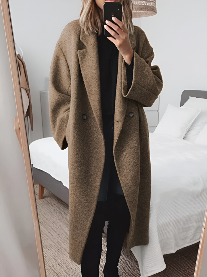 Eleganter Damen Wintermantel in Braun, gefüttert für Wärme, modische Winterkleidung.