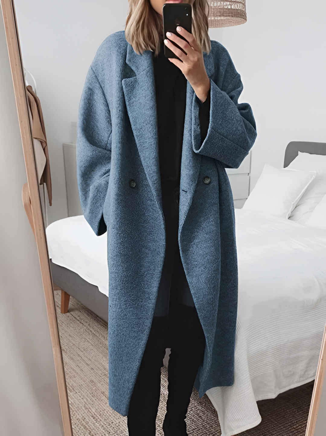 Blauer Damen Wintermantel mit warmem Futter, stilvolles Design, perfekt für den Winter.