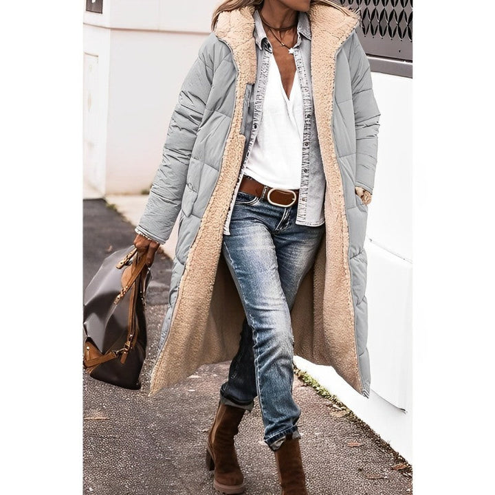 Eleganter grauer Damen Wintermantel lang. Warmer, bequemer Langmantel für stilvolle Wintermode & kalte Tage.