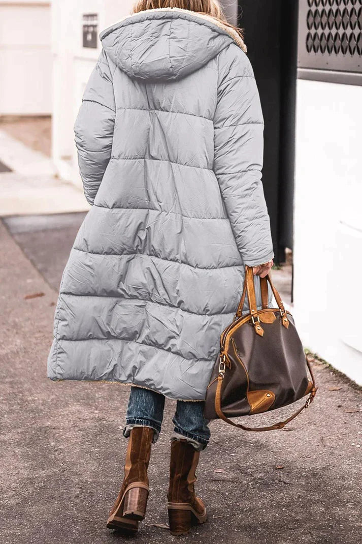 Hochwertiger grauer Damen Wintermantel, lang und warm. Stilvolle Oberbekleidung für den Winter, Freizeit & Outdoor.
