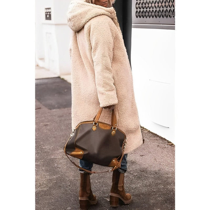 Warmer grauer Damen Langmantel. Stilvolle Winterjacke & bequemer Wintermantel für kalte Tage und Wintermode.