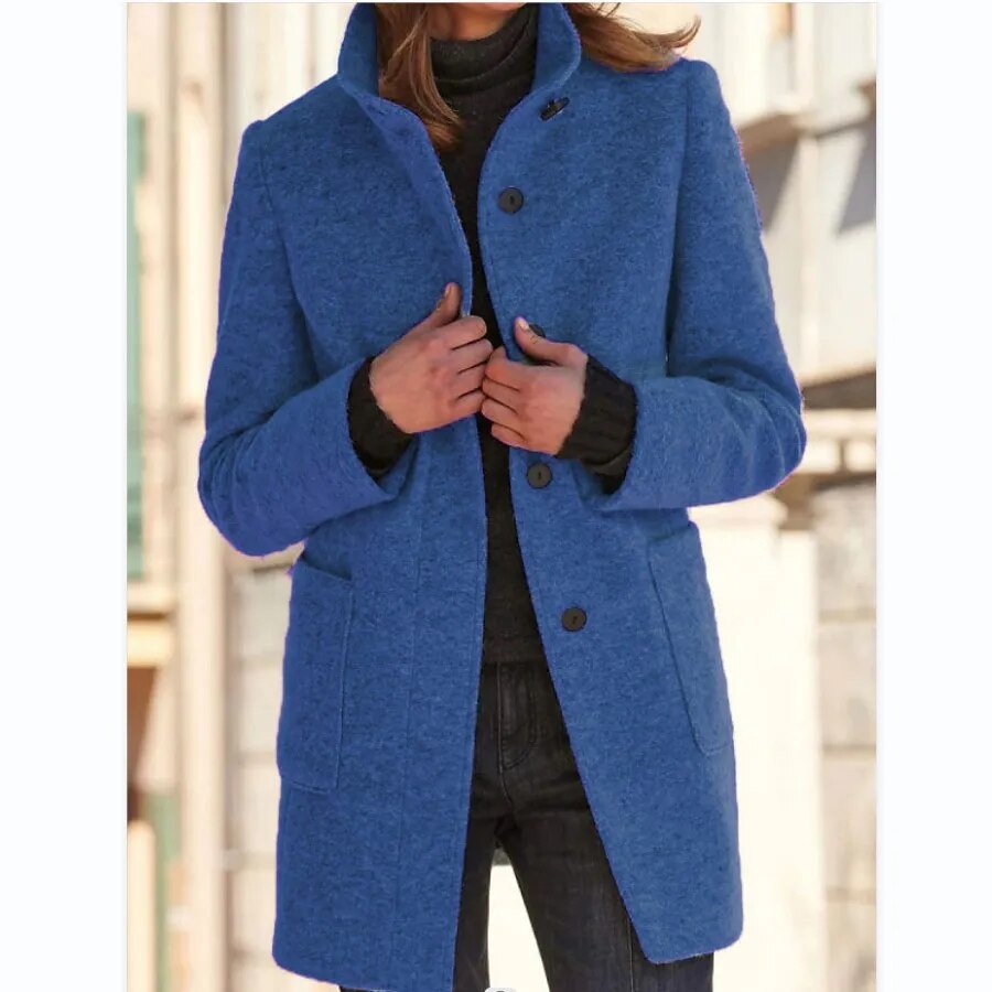 Stilvoller Damen Wintermantel mit Knopfverschluss, getragen von Model, für Business Casual Wintermode.