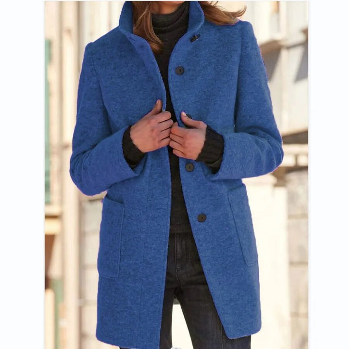 Stilvoller Damen Wintermantel mit Knopfverschluss, getragen von Model, für Business Casual Wintermode.