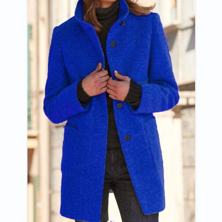 Eleganter Damen Überzieher in klassischem Schnitt, warmer Wintermantel für stilvolle Frauen von hinten.