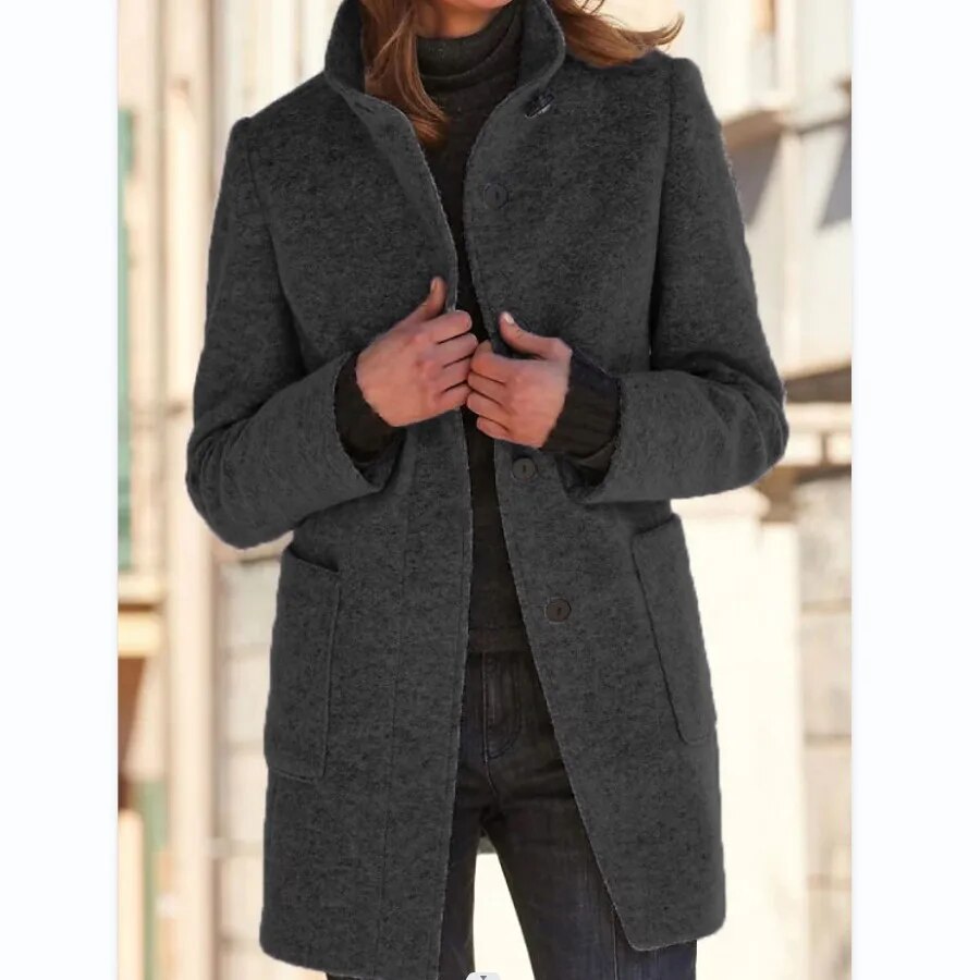 Detaillierte Textur des warmen Damen Wintermantels, hochwertige Qualität für Gemütlichkeit und Eleganz.