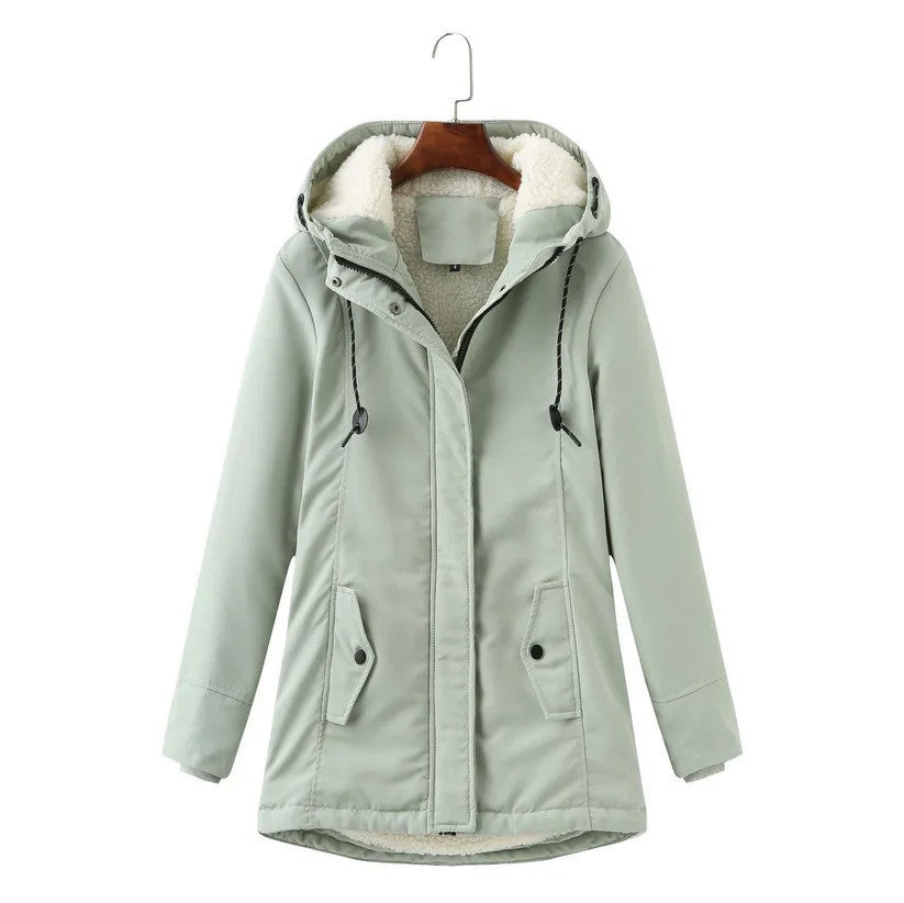 Robuster Damen Outdoor-Wintermantel mit Kapuze, bietet optimalen Schutz vor Kälte im Winter.