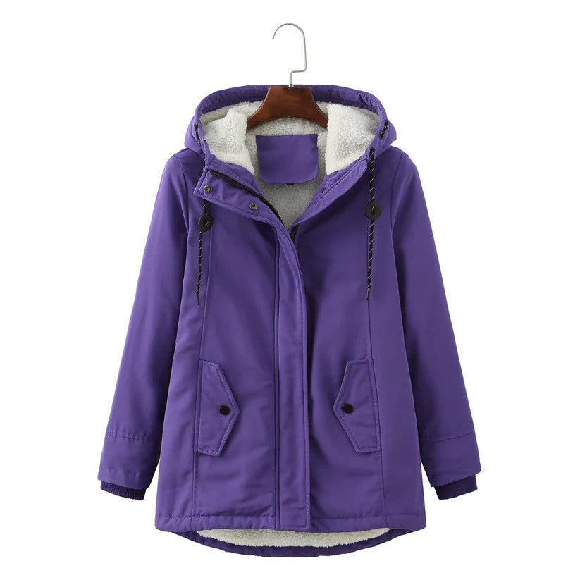 Moderner Damen Wintermantel mit Kapuze, hält warm und ist stilvoll. Vielseitige Winterjacke für Damen.