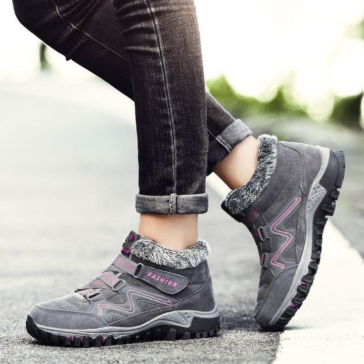 Schwarze gefütterte Damen Winterstiefel, bequem & wetterfest für Winterabenteuer.