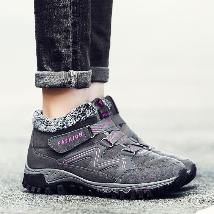 Weinrote warme Damenstiefel, kuschelig, stilvoll & perfekt für Winterspaziergänge.