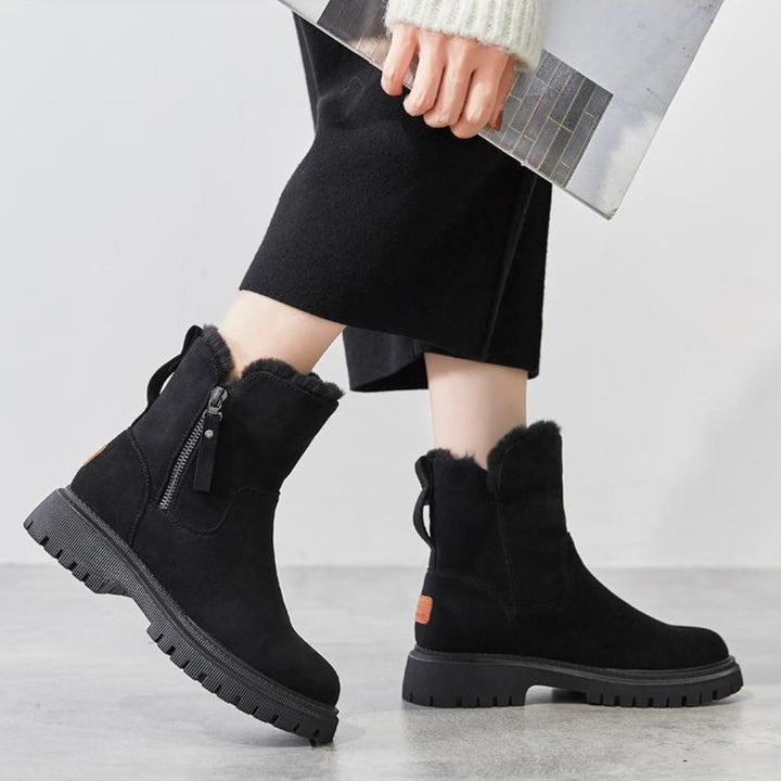 Nahaufnahme warmer, wasserdichter Damen Winterstiefel mit rutschfester Sohle. Perfekte Winterschuhe für Damen.