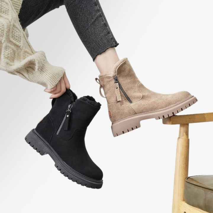 Damen Winterstiefel im Schnee, warm & wasserdicht, bereit für Outdoor-Abenteuer. Bequeme Winterschuhe.