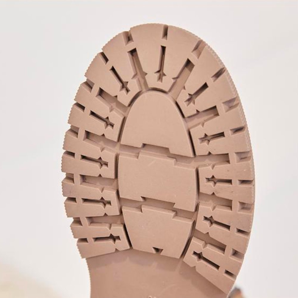 Detail der Schnürung/Reißverschluss an den wasserdichten, warmen Damen Winterstiefeln. Komfortable Schuhe.