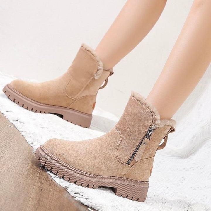Ein Paar wasserdichte Damen Winterstiefel, warm & stilvoll, perfekt für kalte Wintertage. Elegante Winterschuhe.
