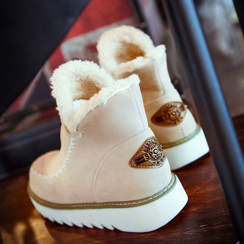 Elegante Damen Winterstiefeletten: Slip-On für Komfort, rutschfeste Sohle für Outdoor-Schutz.