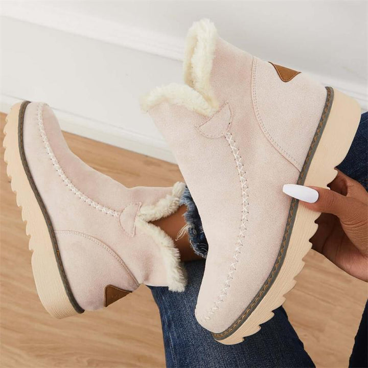 Seitenansicht: Warme Damen Winterstiefeletten, modisch & rutschfest für Damen-Wintermode.
