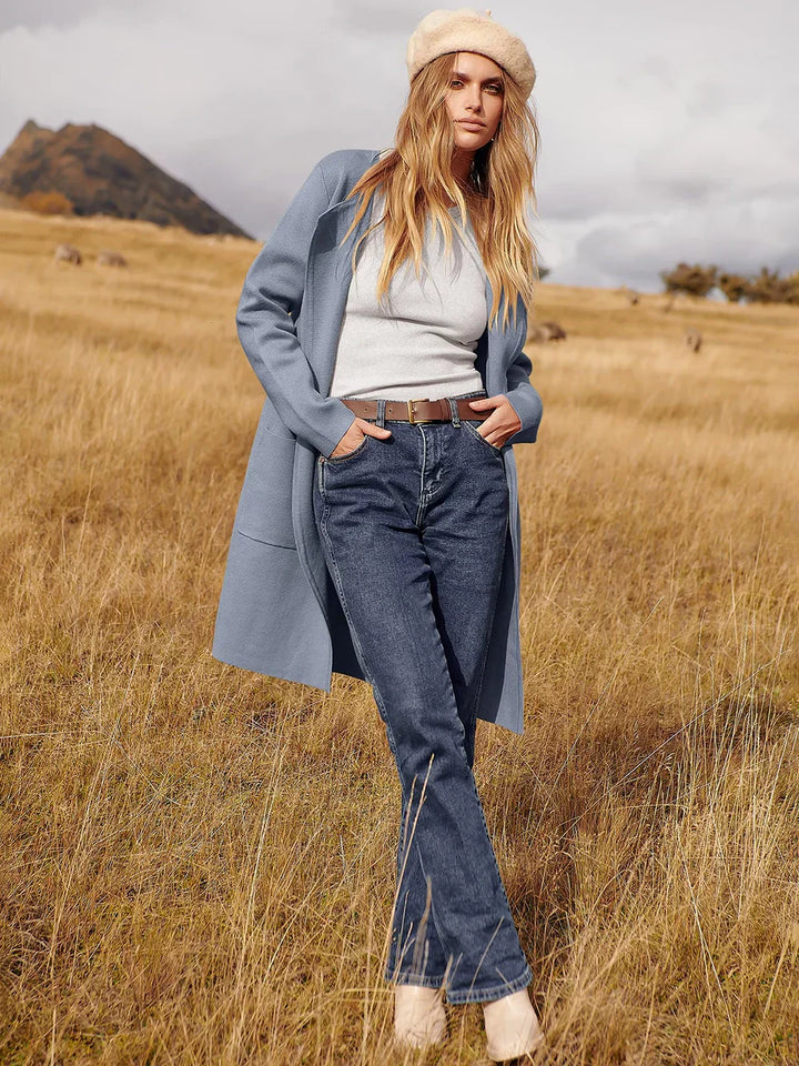 Feminine Winterstrickjacke für Damen, kuschelig, mit praktischen Taschen, perfekt für Freizeitmode.
