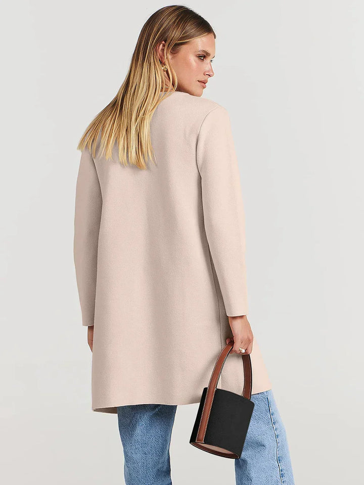 Kuschelige Damen Winterstrickjacke, weicher Strickstoff, mit großen Taschen, für gemütliche Tage.