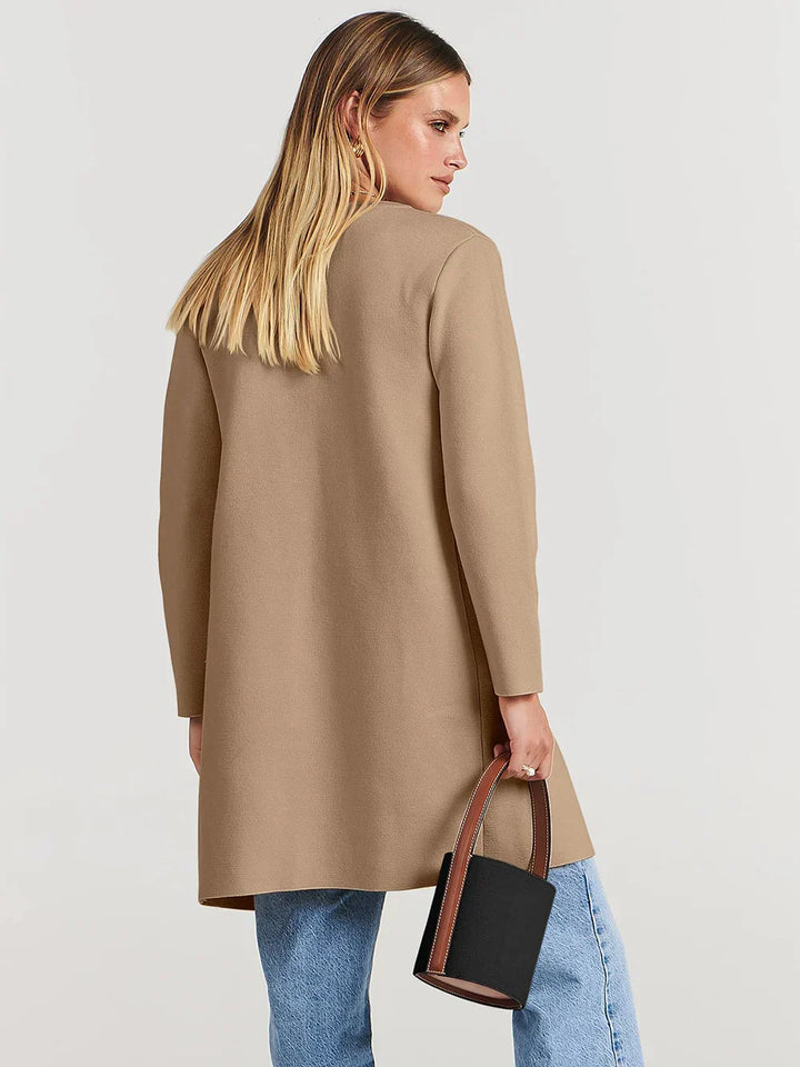 Gemütliche Damen Winterstrickjacke, robust & warm, mit praktischen Taschen, ideal für Outdoor-Freizeit.