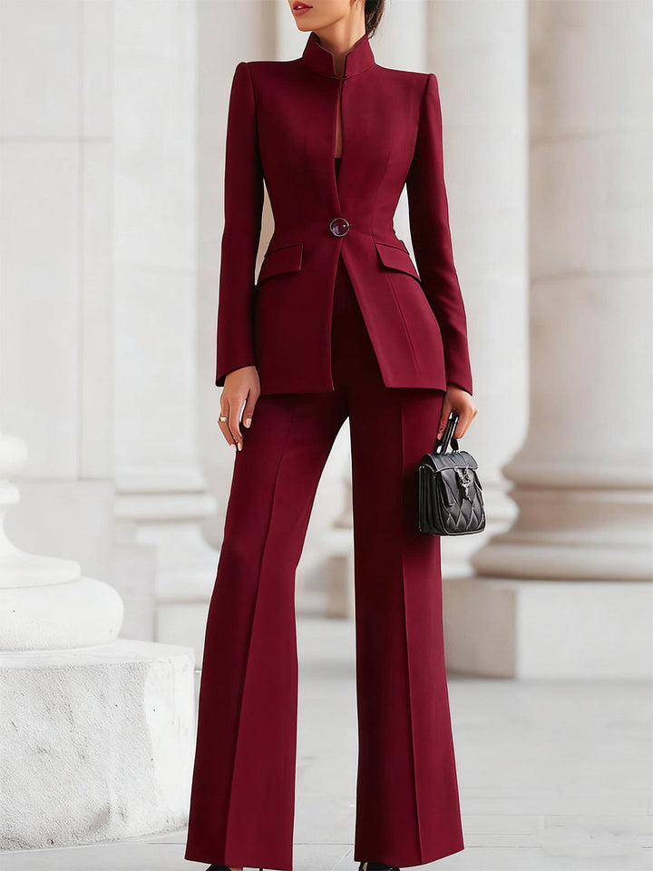 Stilvoller Business Hosenanzug für Damen mit tailliertem Blazer und gerader Hose. Ideal für professionelle Outfits.