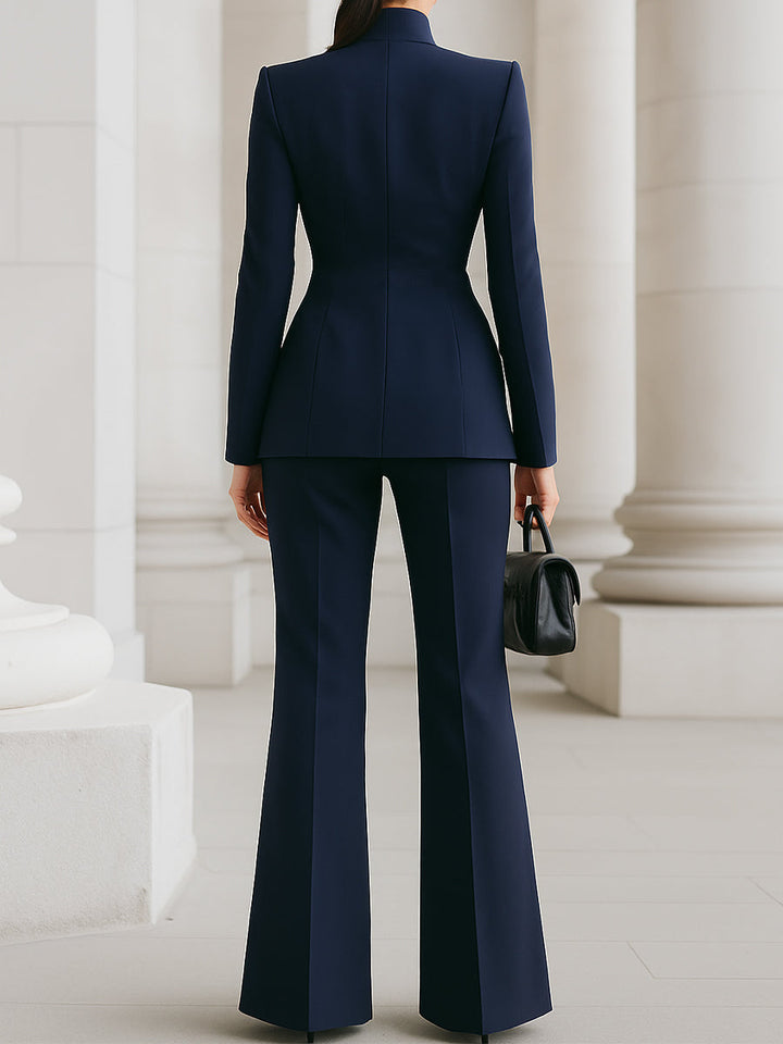 Klassischer Damen-Zweiteiler: Zeitloser Blazer & gerade geschnittene Hose. Eleganz für Büro & Business.