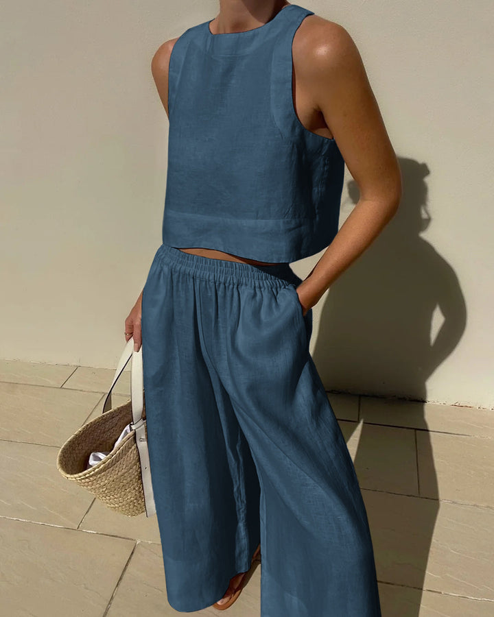 Bequemer Damen Zweiteiler: Ärmelloses Oberteil und weite Hose. Ein modisches Sommeroutfit für viele Gelegenheiten.