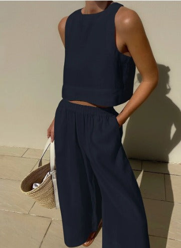 Modernes Damen Freizeit Set, bestehend aus einem ärmellosen Oberteil und einer lockeren Hose. Ideal für den Sommer.