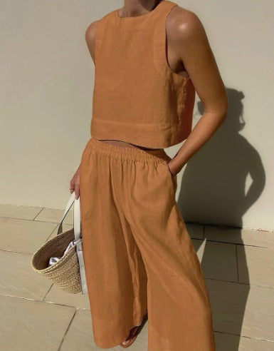 Vielseitiges Damen Sommer-Outfit: Ärmelloses Oberteil und bequeme Hose für einen lässigen und modischen Look.