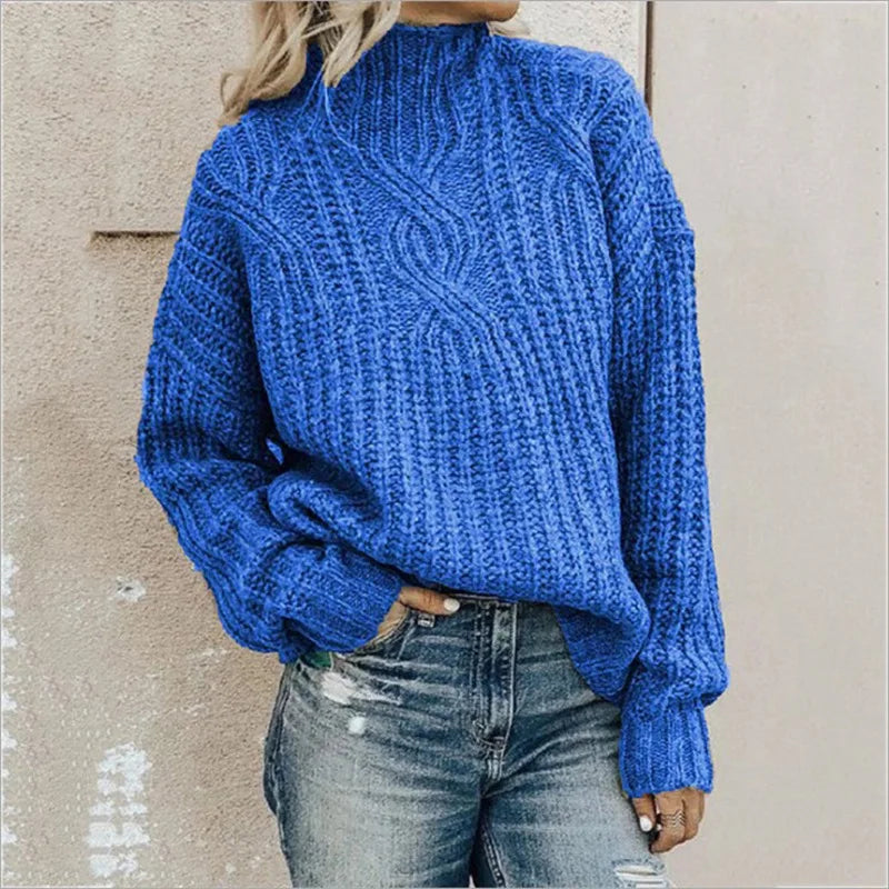 Moderner Damenpullover mit Stehkragen, feinem Zopfmuster. Warmer Strick für stilvolle Damenmode.