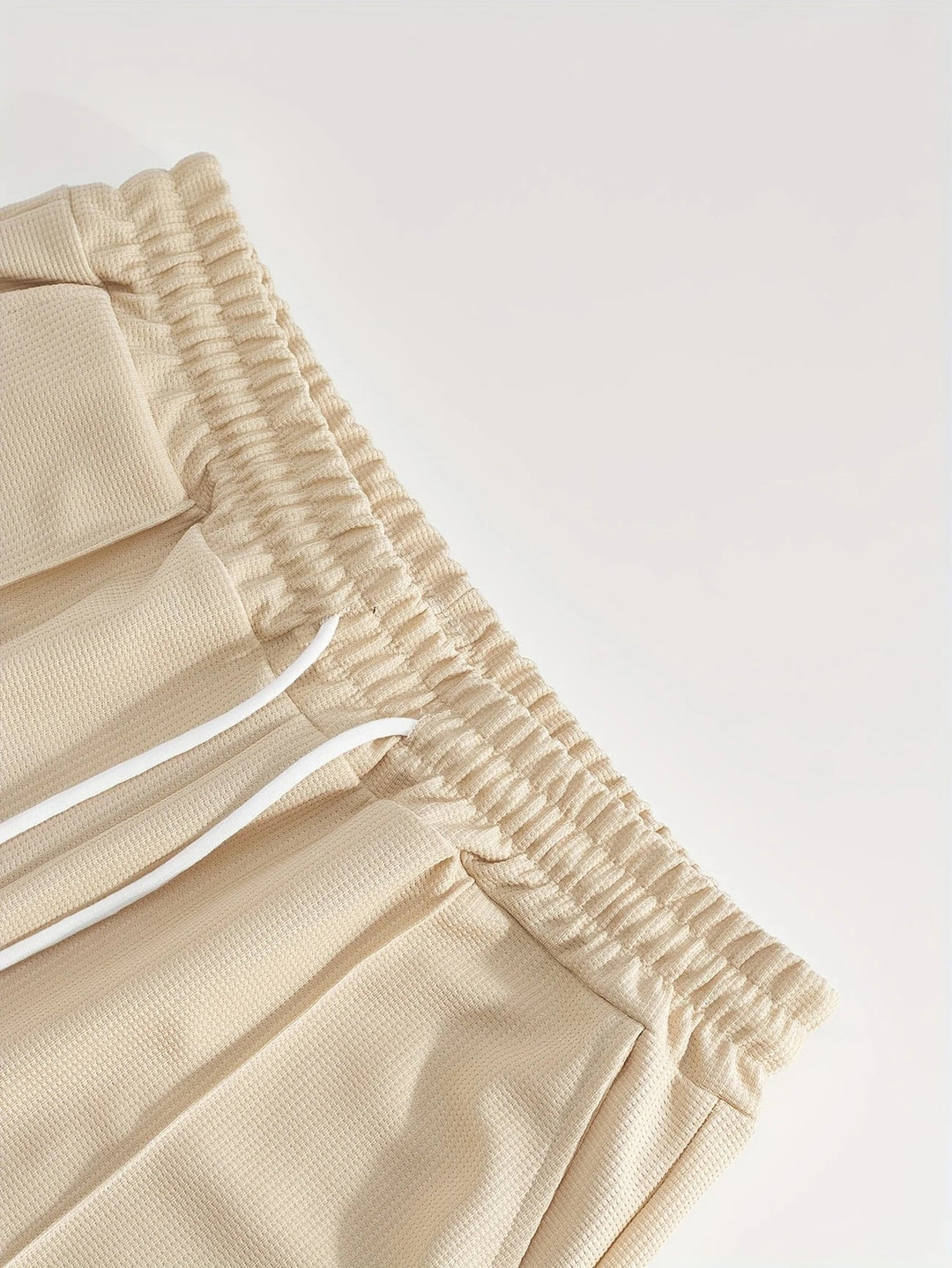 Freizeitmode für Herren, lässiges Sommeroutfit mit T-Shirt und Shorts im Waffelstrick Look