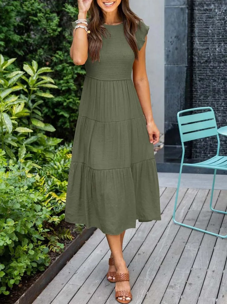 Rückenansicht des figurbetonten ärmellosen Damen Sommerkleides, das eine elegante Silhouette zaubert.