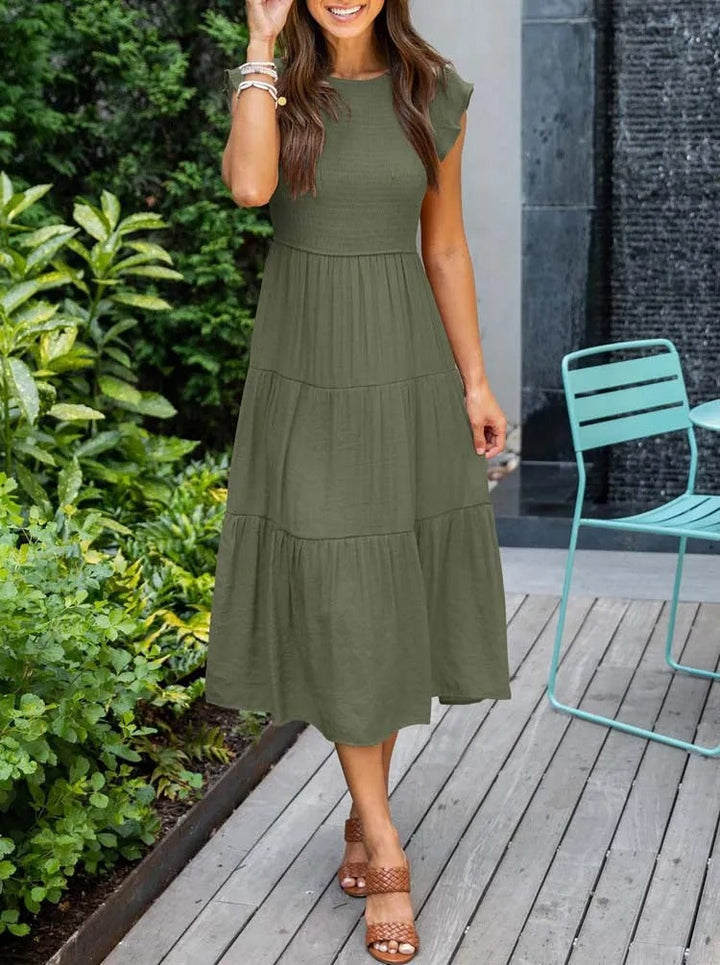 Rückenansicht des figurbetonten ärmellosen Damen Sommerkleides, das eine elegante Silhouette zaubert.