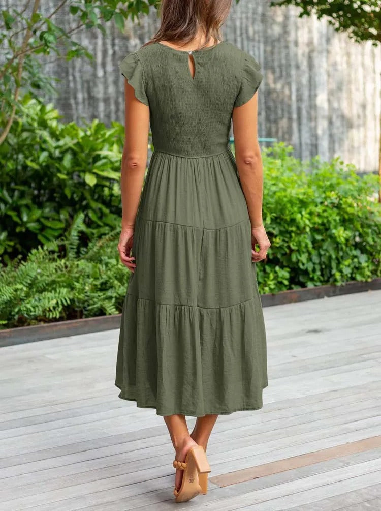 Detailaufnahme des Rundhals-Ausschnitts am eleganten figurbetonten Damenkleid, ideal für Sommer.