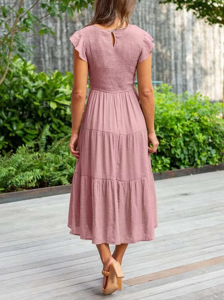 Zeitloses weißes Damenkleid, das sich leicht stylen lässt und eine feminine Silhouette zaubert.