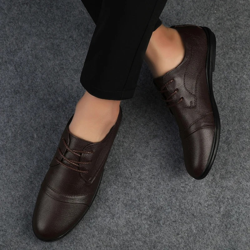 Stilisierte Business Schuhe für Herren in glänzendem Schwarz