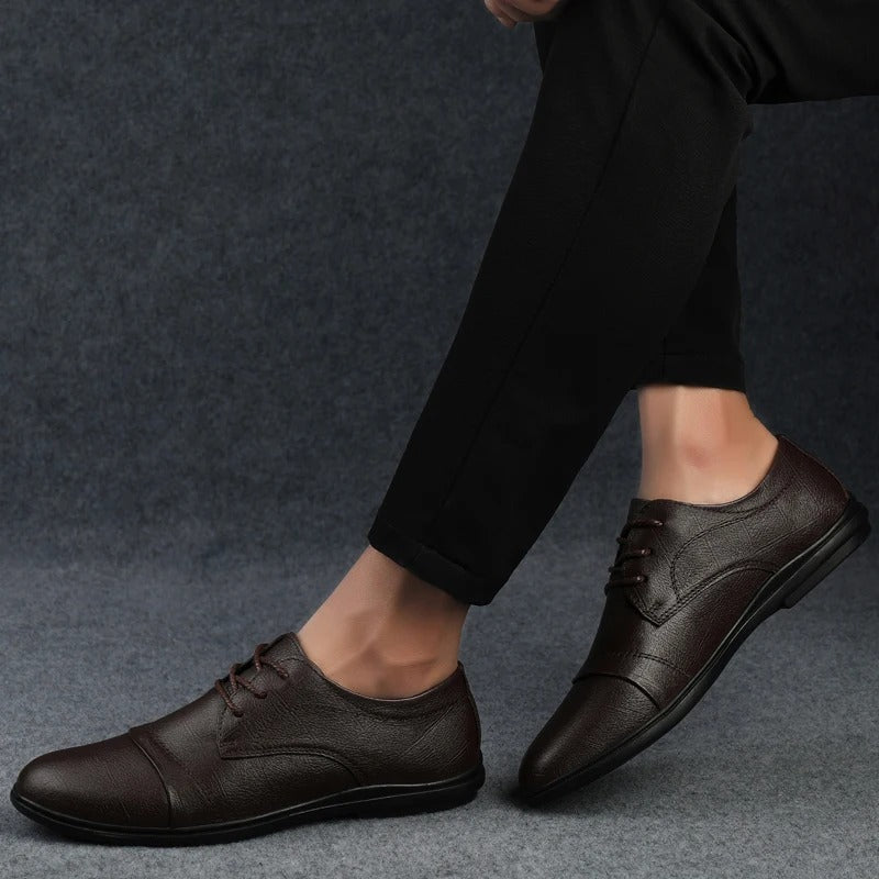 Modische Herrenschuhe mit feiner Schnürung im klassischen Design