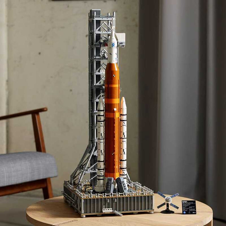 Detailgetreues NASA Artemis Modell - Mehrstufiges Raketenbaukit mit Orion-Kapsel und Startturm für Raumfahrtfans.