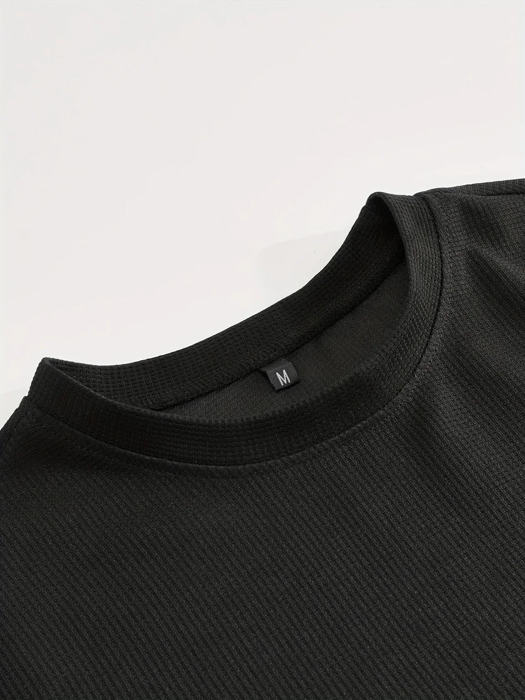 Freizeitmode für Herren: Waffelstrick T-Shirt und Shorts kombiniert als lässiger Sportanzug