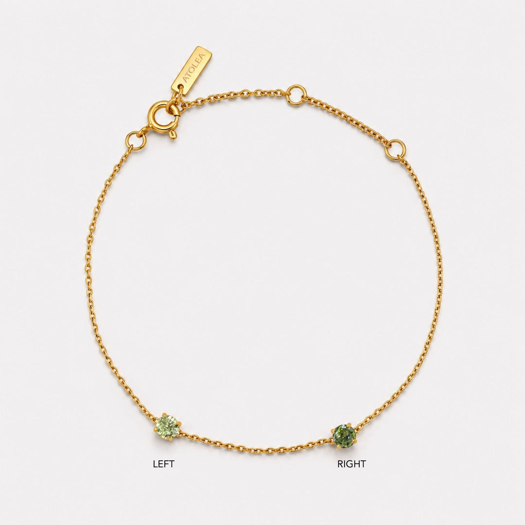 Elegantes goldenes Armband mit zwei grünen Geburtssteinen zur individuellen Markierung