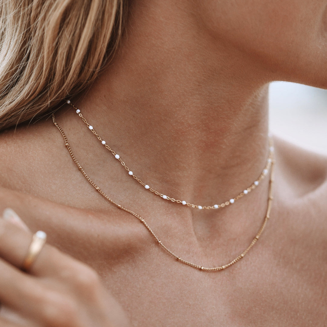 Goldene Halskette im Layering Look, zweireihiger Choker als elegantes Accessoire