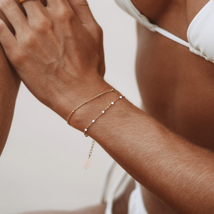 Stilvolles Damenarmband, schweißresistent und hypoallergen für empfindliche Haut.