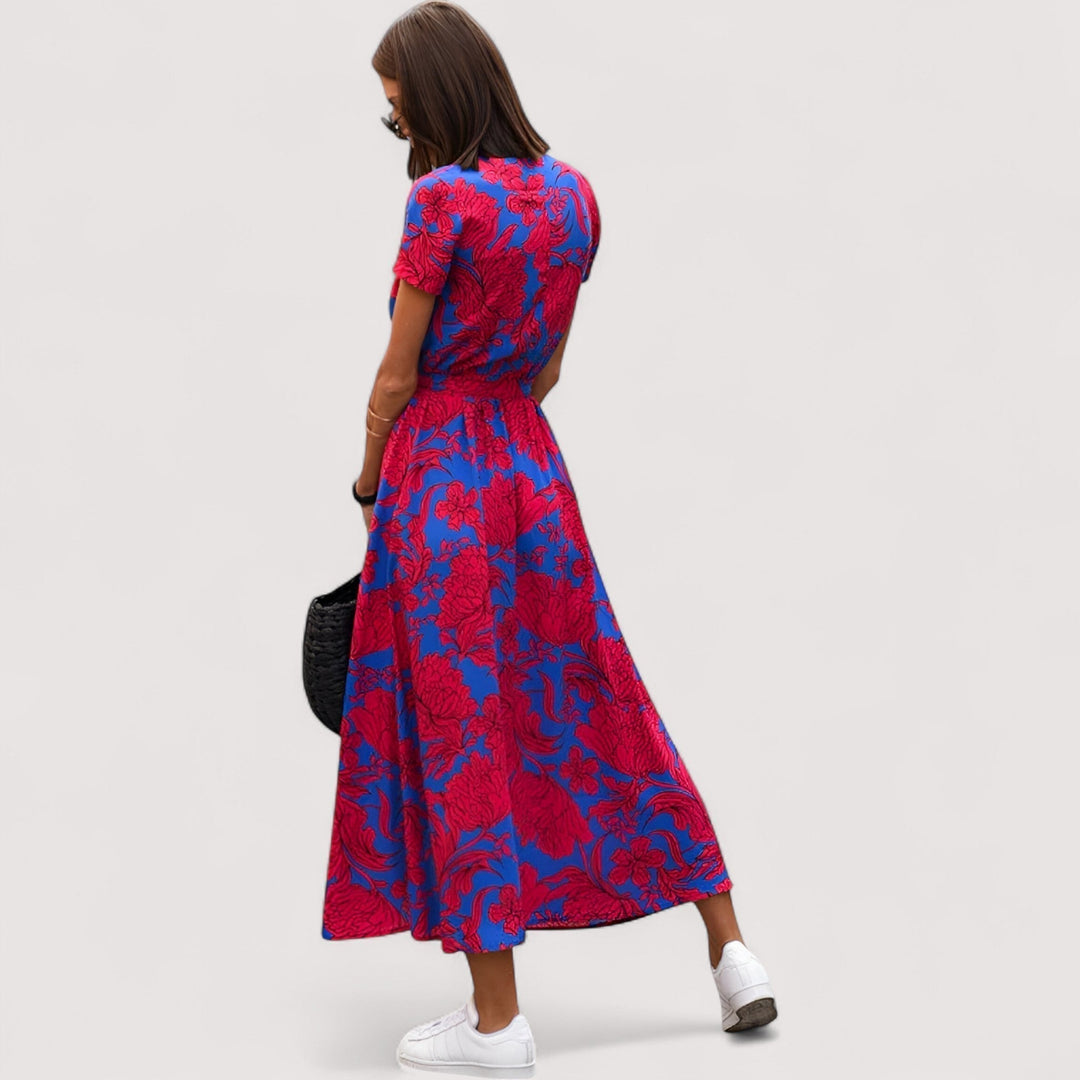 Detailschnitt des floralen Musters am Damenwickelkleid