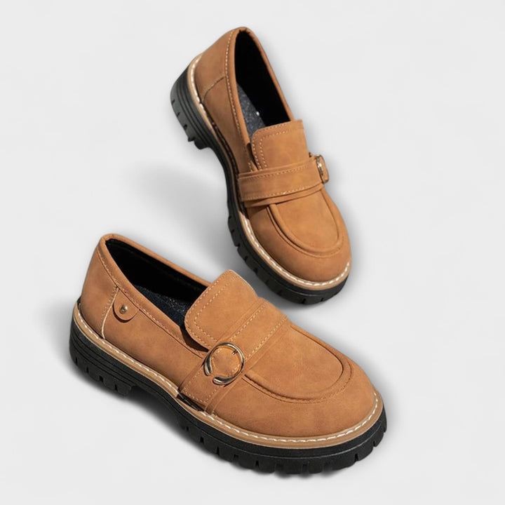 Bequeme Damenschuhe an Fuß getragen in der Seitenansicht