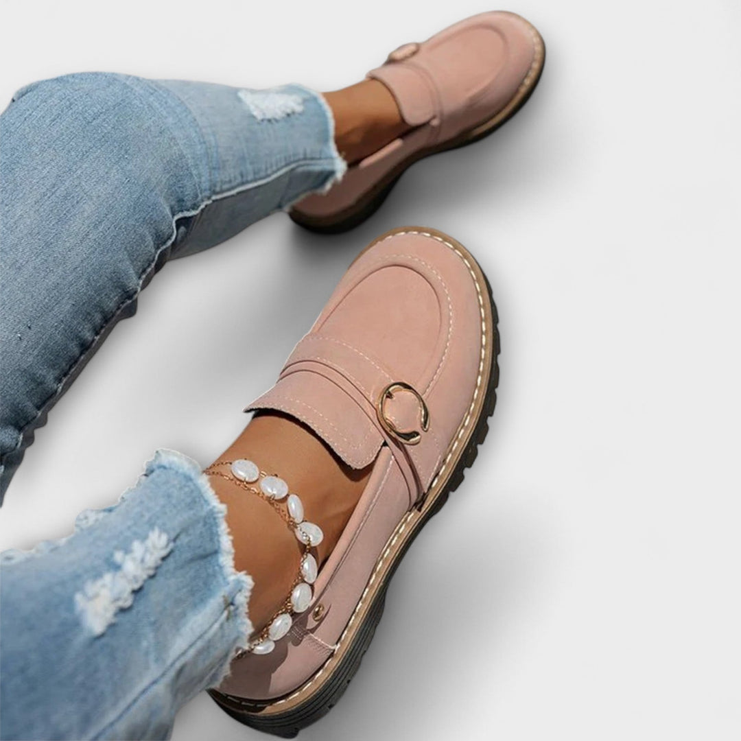 Modische Slip-On Schuhe kombiniert mit lässiger Hose