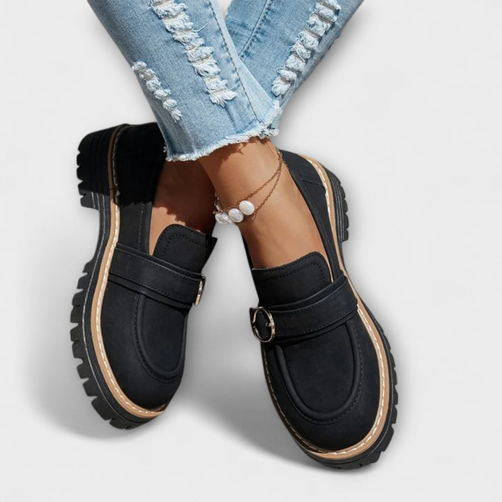 Bequeme Slipper für den Alltag, schräge Perspektive