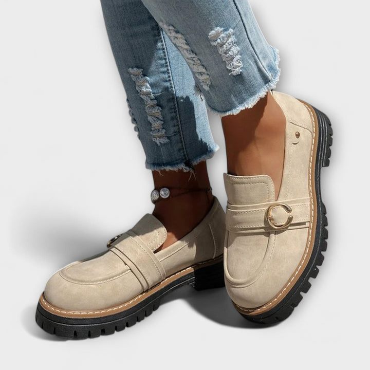 Damen Freizeit-Slipper in Beige getragen mit Jeans