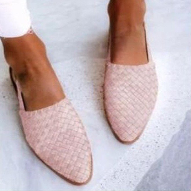 Schwarzer Loafer für Damen mit feinen Ziernähten und flacher Sohle.